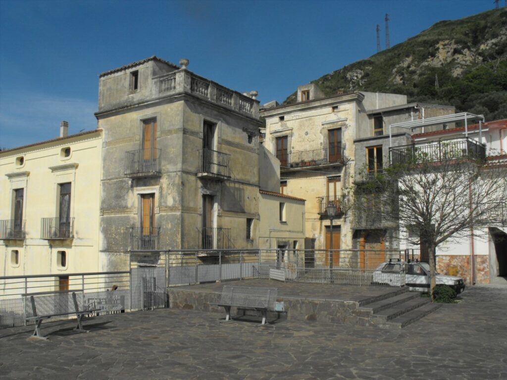 la piazza di Acquappesa centro.

